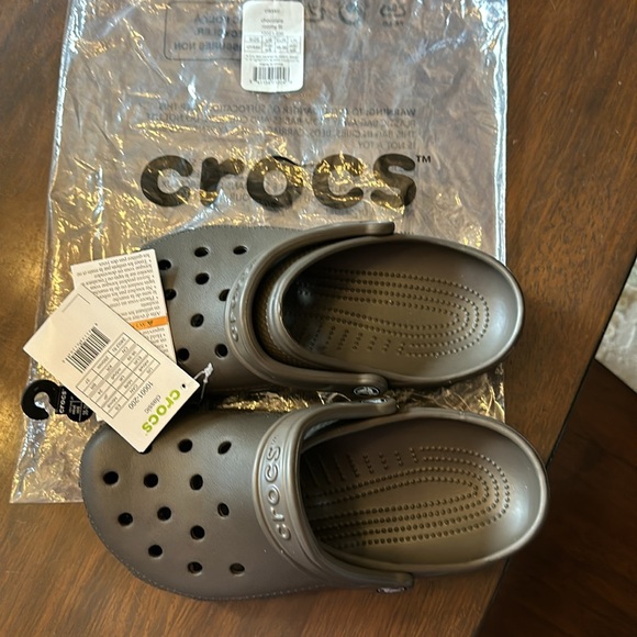 NWT      Size 8 Brown Classic Crocs - Picture 4 of 5